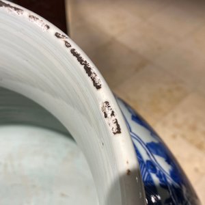 A massive Chinese blue and white vase with floral and landscape panels, Kangxi — 照片 9