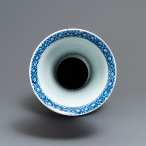 A massive Chinese blue and white yenyen vase with peony scrolls, Kangxi — 照片 5