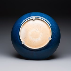 A massive Chinese blue-glazed deep dish, Transitional period/Kangxi — photo 2