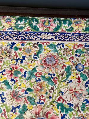 A massive Chinese Canton enamel rectangular tray with floral design, Yongzheng/Qianlong — foto 3