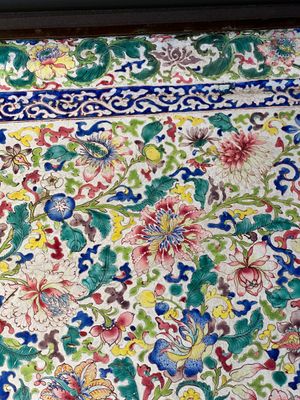 A massive Chinese Canton enamel rectangular tray with floral design, Yongzheng/Qianlong — foto 4