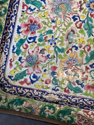 A massive Chinese Canton enamel rectangular tray with floral design, Yongzheng/Qianlong — foto 7