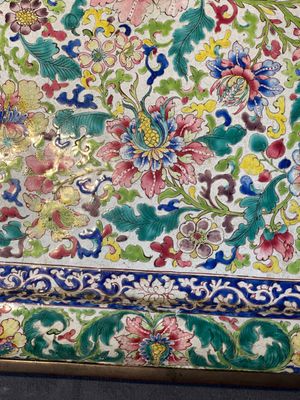 A massive Chinese Canton enamel rectangular tray with floral design, Yongzheng/Qianlong — foto 6