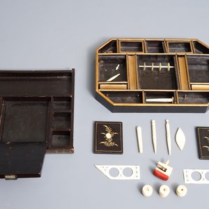 A massive Chinese Canton export lacquer tray and a sewing box, 18/19th C. — 照片 10