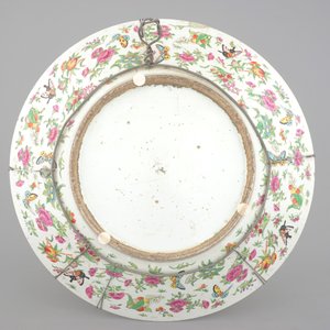 A massive Chinese Canton famille rose charger of 60 cm, 19th C. — photo 2