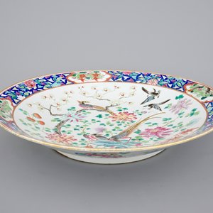 A massive Chinese Canton porcelain famille rose dish with birds, 19th C. — photo 2