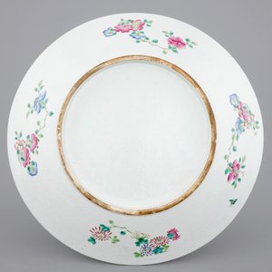 A massive Chinese Canton porcelain famille rose dish with birds, 19th C. — photo 3