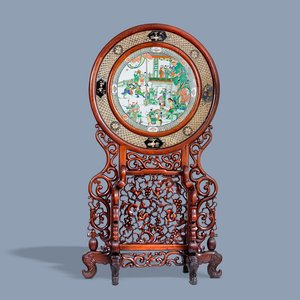 A massive Chinese carved wooden screen with a round famille verte plaque and polychrome lacquer, 19th C. — 照片 1