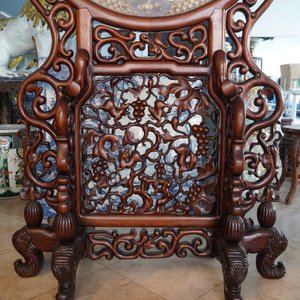 A massive Chinese carved wooden screen with a round famille verte plaque and polychrome lacquer, 19th C. — 照片 18