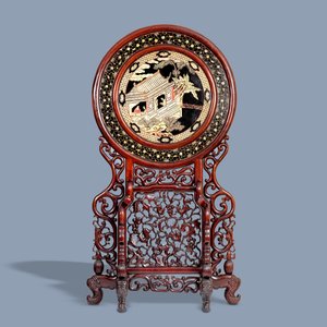 A massive Chinese carved wooden screen with a round famille verte plaque and polychrome lacquer, 19th C. — 照片 2
