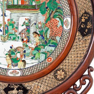 A massive Chinese carved wooden screen with a round famille verte plaque and polychrome lacquer, 19th C. — 照片 5