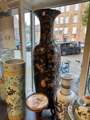 A massive Chinese famille noire 'prunus blossoms' vase, Kangxi mark, 19th C. — photo 1