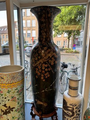 A massive Chinese famille noire 'prunus blossoms' vase, Kangxi mark, 19th C. — photo 11