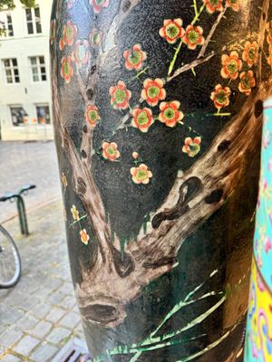 A massive Chinese famille noire 'prunus blossoms' vase, Kangxi mark, 19th C. — photo 16