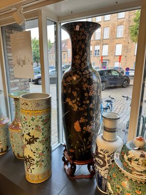 A massive Chinese famille noire 'prunus blossoms' vase, Kangxi mark, 19th C. — photo 2