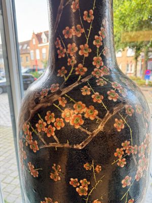 A massive Chinese famille noire 'prunus blossoms' vase, Kangxi mark, 19th C. — photo 4