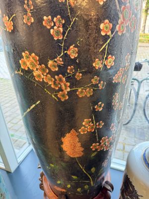 A massive Chinese famille noire 'prunus blossoms' vase, Kangxi mark, 19th C. — photo 5