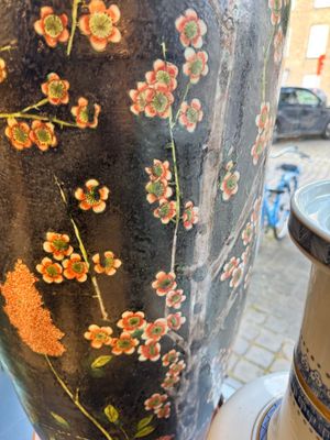 A massive Chinese famille noire 'prunus blossoms' vase, Kangxi mark, 19th C. — photo 7