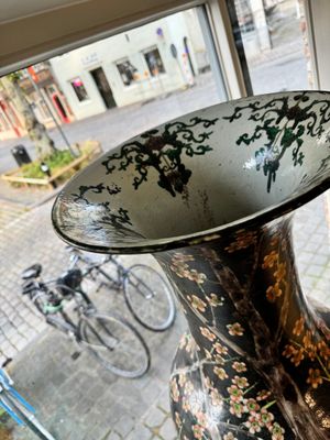 A massive Chinese famille noire 'prunus blossoms' vase, Kangxi mark, 19th C. — photo 9