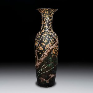 A massive Chinese famille noire 'prunus blossoms' vase, Kangxi mark, 19th C. — photo 1