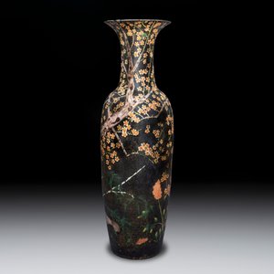 A massive Chinese famille noire 'prunus blossoms' vase, Kangxi mark, 19th C. — photo 2