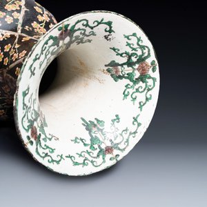A massive Chinese famille noire 'prunus blossoms' vase, Kangxi mark, 19th C. — photo 4