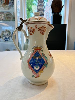 A massive Chinese famille rose armorial ewer with the arms of Faverolles for the French market, Qianlong, ca. 1765 — foto 1