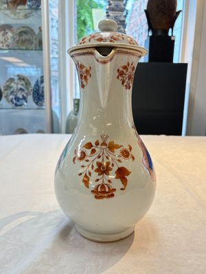A massive Chinese famille rose armorial ewer with the arms of Faverolles for the French market, Qianlong, ca. 1765 — foto 2