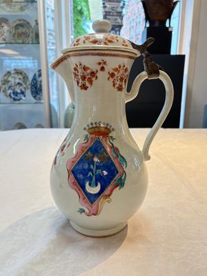 A massive Chinese famille rose armorial ewer with the arms of Faverolles for the French market, Qianlong, ca. 1765 — foto 3