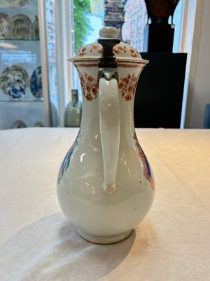 A massive Chinese famille rose armorial ewer with the arms of Faverolles for the French market, Qianlong, ca. 1765 — foto 4