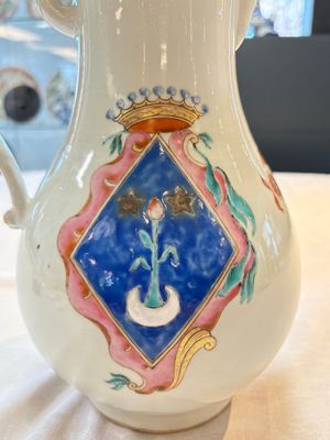 A massive Chinese famille rose armorial ewer with the arms of Faverolles for the French market, Qianlong, ca. 1765 — foto 5