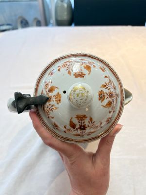 A massive Chinese famille rose armorial ewer with the arms of Faverolles for the French market, Qianlong, ca. 1765 — foto 6