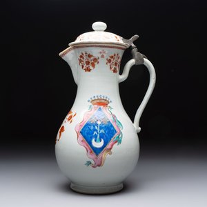 A massive Chinese famille rose armorial ewer with the arms of Faverolles for the French market, Qianlong, ca. 1765 — foto 1
