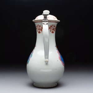 A massive Chinese famille rose armorial ewer with the arms of Faverolles for the French market, Qianlong, ca. 1765 — foto 2