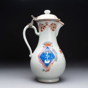 A massive Chinese famille rose armorial ewer with the arms of Faverolles for the French market, Qianlong, ca. 1765 — foto 3