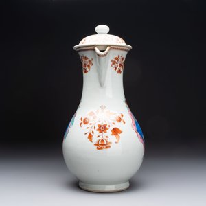 A massive Chinese famille rose armorial ewer with the arms of Faverolles for the French market, Qianlong, ca. 1765 — foto 4
