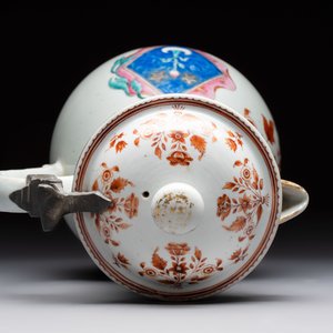A massive Chinese famille rose armorial ewer with the arms of Faverolles for the French market, Qianlong, ca. 1765 — foto 5