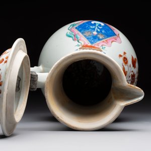 A massive Chinese famille rose armorial ewer with the arms of Faverolles for the French market, Qianlong, ca. 1765 — foto 6