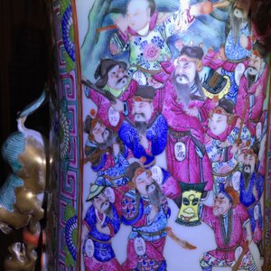 A massive Chinese famille rose court scene vase, 19th C. — photo 11