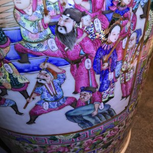 A massive Chinese famille rose court scene vase, 19th C. — photo 22