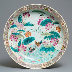 A massive Chinese famille rose 'ducks in a lotus pond' charger, Qianlong mark, 19th C. — 照片 1