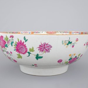 A massive Chinese famille rose export porcelain bowl with flowers, Qianliong, 18th C. — photo 2
