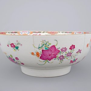 A massive Chinese famille rose export porcelain bowl with flowers, Qianliong, 18th C. — photo 3