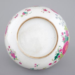 A massive Chinese famille rose export porcelain bowl with flowers, Qianliong, 18th C. — photo 6