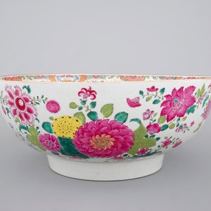 A massive Chinese famille rose export porcelain bowl with flowers, Qianlong, 18th C. — photo 1