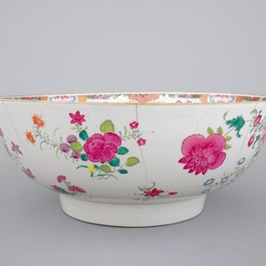A massive Chinese famille rose export porcelain bowl with flowers, Qianlong, 18th C. — photo 4