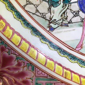 A massive Chinese famille rose 'horseriders' dish, Yongzheng — 照片 13