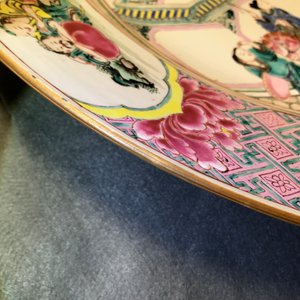 A massive Chinese famille rose 'horseriders' dish, Yongzheng — 照片 15