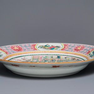 A massive Chinese famille rose 'horseriders' dish, Yongzheng — 照片 3