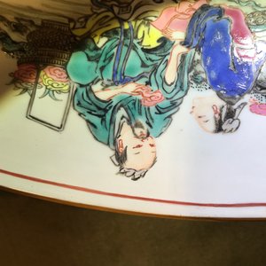 A massive Chinese famille rose 'horseriders' dish, Yongzheng — 照片 8